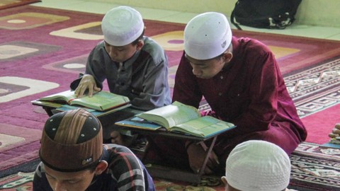 Sejumlah peserta mengikuti kajian kitab kuning pada Pesantren Kilat Ramadhan di Al Muslimun Nurul Islam, Palangka Raya, Kalimantan Tengah, Minggu (26/3/2023). Foto: Makna Zaezar/Antara Foto