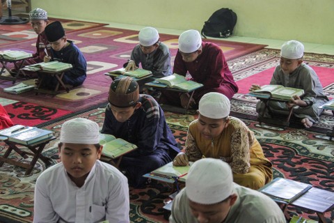 Sejumlah peserta mengikuti kajian kitab kuning pada Pesantren Kilat Ramadhan di Al Muslimun Nurul Islam, Palangka Raya, Kalimantan Tengah, Minggu (26/3/2023). Foto: Makna Zaezar/Antara Foto