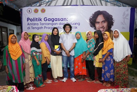 Graal saat bersama warga Tepeleo, Halteng, pada 19 Maret 2023. Foto: Istimewa