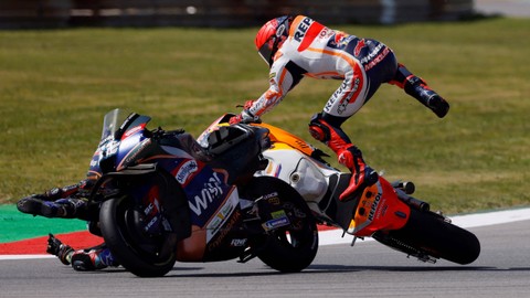 Miguel Oliveira dan Marc Marquez tabrakan saat balapan MotoGP Portugal 2023 di Sirkuit Algarve International, Portimao, pada 26 Maret 2023. Foto: REUTERS/Marcelo Del Pozo