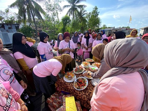 Srikandi Ganjar Kalteng mengadakan kegiatan melestarikan masakan khas Kalteng bersama Pagatan Cooking Club. Foto: Dok. Istimewa