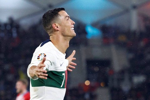 Pemain Portugal Cristiano Ronaldo merayakan gol keempatnya saat hadapi Luksemburg di Stadion Luksemburg, Kota Luksemburg, Luksemburg, Minggu (26/3/2023). Foto: Piroschka Van De Wouw/REUTERS