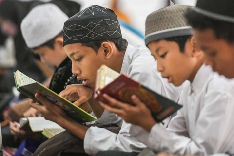 Anak-anak membaca Al Quran saat mengikuti Pesantren Kilat Ramadhan di Masjid Agung Sunda Kelapa, Jakarta, Senin (27/3/2023). Foto: Hafidz Mubarak A/Antara Foto