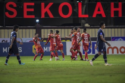 Pesepak bola Bali United melakukan selebrasi usai mencetak gol ke gawang Arema FC dalam lanjutan Liga 1 di Stadion PTIK, Jakarta, Senin (27/3/2023). Foto: Galih Pradipta/Antara Foto