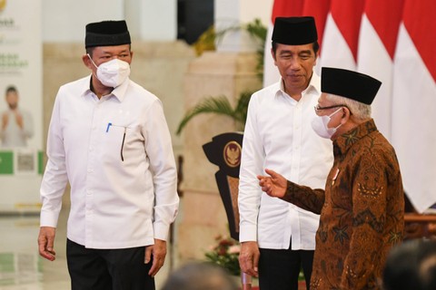 Presiden Joko Widodo (tengah) dan Wakil Presiden Ma'ruf Amin (kanan) didampingi Ketua Baznas Noor Achmad (kiri) bersiap menyerahkan zakat ke Badan Amil Zakat Nasional (Baznas) di Istana Negara, Jakarta, Selasa (28/3/2023). Foto: Hafidz Mubarak A/ANTARA FOTO