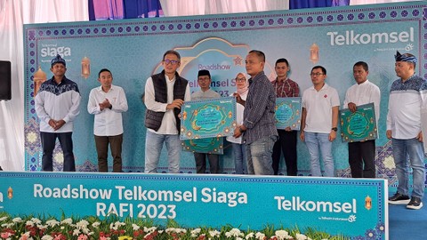 Penyerahan simbolis bantuan kepada penerima manfaat program CSR Telkomsel, sebagai bagian dari Telkomsel Siaga RAFI 2023. Foto: Rian Ramadhan/kumparan