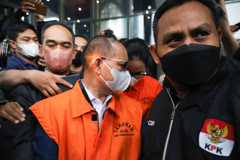 Bupati Kapuas Ben Brahim S Bahat dan istri, Ary Egahni Ben Bahat, mengenakan rompi tahanan berjalan menuju mobil tahanan KPK usai dihadirkan dalam konferensi pers di Gedung Merah Putih KPK, Jakarta, Selasa (28/3/2023). Foto: Jamal Ramadhan/kumparan