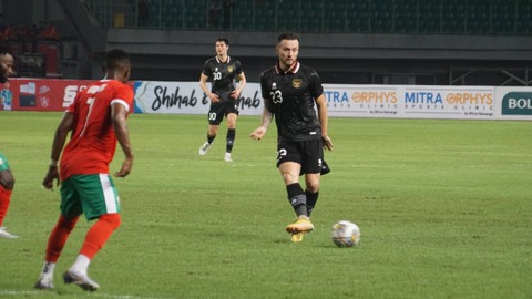 Pemain Timnas Indonesia Marc Klok saat melawan Burundi di Stadion Patriot Candrabhaga, Bekasi, Jawa Barat, Sabtu (25/3/2023). Foto: Iqbal Firdaus/kumparan