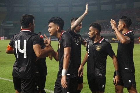 Selebrasi pemain Timnas Indonesia usai membobol gawang Burundi di Stadion Patriot Candrabhaga, Bekasi, Jawa Barat, Sabtu (25/3/2023). Foto: Iqbal Firdaus/kumparan