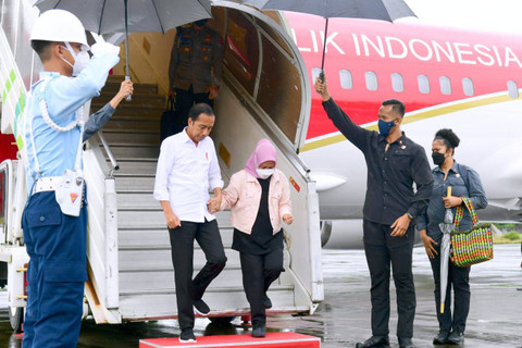 Presiden Jokowi dan Ibu Iriana menuruni tangga pesawat  Foto: Muchlis Jr - Biro Pers Sekretariat Presiden