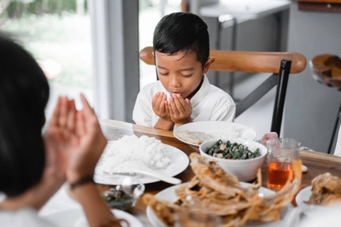 Ilustrasi anak belajar puasa. Foto: Odua Images/Shutterstock