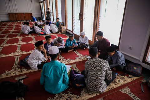Sejumlah anak-anak mengikuti Pesantren Kilat Ramadan di Masjid Agung Sunda Kelapa, Jakarta, Rabu (29/3/2023). Foto: Jamal Ramadhan/kumparan