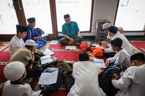 Sejumlah anak-anak mengikuti Pesantren Kilat Ramadan di Masjid Agung Sunda Kelapa, Jakarta, Rabu (29/3/2023). Foto: Jamal Ramadhan/kumparan