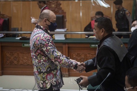 Mantan Kapolda Sumatra Barat, Irjen Pol Teddy Minahasa Putra usai menjalani sidang tuntutan di Pengadilan Negeri Jakarta Barat, Jakarta, Kamis (30/3/2023). Foto: Aprillio Akbar/ANTARA FOTO
