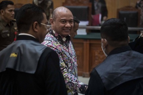 Mantan Kapolda Sumatra Barat, Irjen Pol Teddy Minahasa Putra (kanan) menyapa wartawan usai menjalani sidang tuntutan terkait kasus memperjualbelikan barang bukti narkotika jenis sabu-sabu sitaan seberat lima kilogram di PN Jakbar. Foto: Aprillio Akbar/Antara Foto