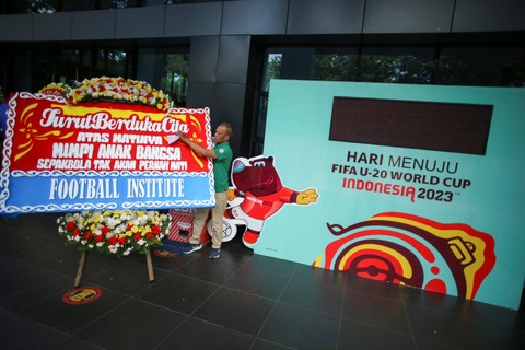 Karangan bunga menghiasi kantor PSSI yang terletak di GBK Arena, Jakarta, Kamis (30/3/2023).  Foto: Rivan Awal Lingga/ANTARA FOTO