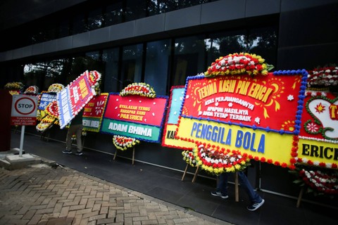 Karangan bunga menghiasi kantor PSSI yang terletak di GBK Arena, Jakarta, Kamis (30/3/2023).  Foto: Rivan Awal Lingga/ANTARA FOTO
