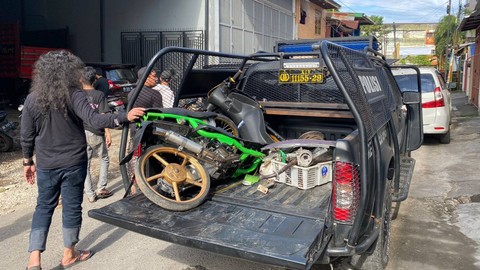 Polisi mengamankan motor yang memotong rombongan Presiden Jokowi di Makassar, Kamis (30/3). Foto: Dok. Istimewa