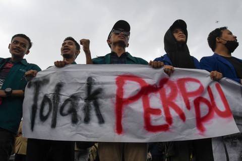 Sejumlah mahasiswa yang tergabung dalam Badan Eksekutif Mahasiswa Seluruh Indonesia (BEM SI) berunjuk rasa menolak Undang-Undang Cipta Kerja (Ciptaker) di depan kompleks Parlemen, Senayan, Jakarta, Kamis (30/3/2023). Foto: Aditya Pradana Putra/ANTARA FOTO