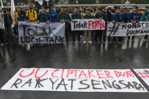 Sejumlah mahasiswa yang tergabung dalam Badan Eksekutif Mahasiswa Seluruh Indonesia (BEM SI) berunjuk rasa menolak Undang-Undang Cipta Kerja (Ciptaker) di depan kompleks Parlemen, Senayan, Jakarta, Kamis (30/3/2023). Foto: Aditya Pradana Putra/ANTARA FOTO
