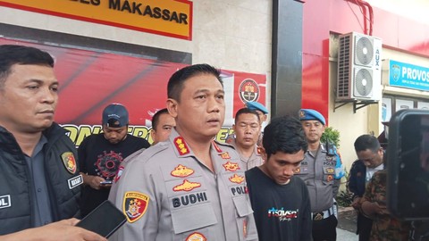 Kapolrestabes Makassar Kombes Pol Budhi Haryanto bersama Junawanisu Darul Azwar, pemotor yang potong rombongan Presiden Jokowi, di Polrestabes Makassar, Kamis (30/3). Dok: kumparan.