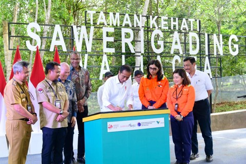 Presiden Jokowi saat meresmikan Taman Kehati Sawerigading Wallacea, Sorowako, Sulawesi Selatan, Kamis (30/3/2023). Foto: Muchlis Jr/Biro Pers Sekretariat Presiden