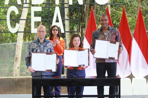 Vale Indonesia dan Huayou menandatangani perjanjian nikel dengan Ford Motor Co di Taman Kehati Sawerigading Wallacea Sorowako, Sulawesi Selatan, Kamis (30/3/2023). Foto: Ghinaa Rahmatika/kumparan