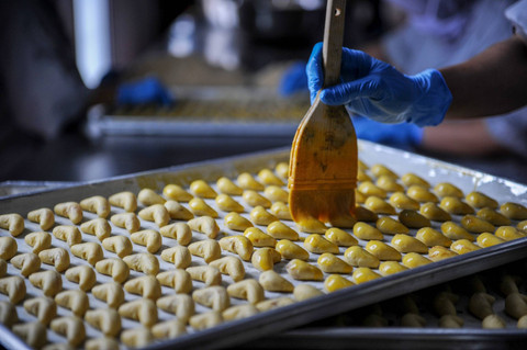 Pekerja menyelesaikan produksi kue kering di pabrik kue J&C Cookies, Cimenyan, Kabupaten Bandung, Jawa Barat, Kamis (30/3/2023). Foto: Raisan Al Farisi/ANTARA FOTO
