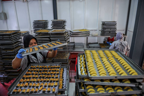 Pekerja menyelesaikan produksi kue kering di pabrik kue J&C Cookies, Cimenyan, Kabupaten Bandung, Jawa Barat, Kamis (30/3/2023). Foto: Raisan Al Farisi/ANTARA FOTO