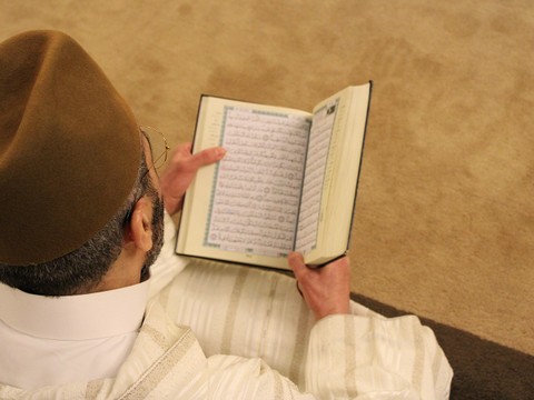 Ilustrasi puisi tentang Ramadhan. Sumber: unsplash.com.