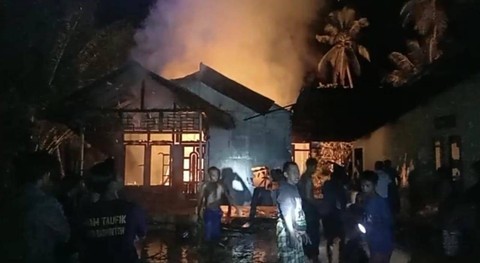 Kebakaran di Desa Pasir Mempawah, Warga Ikut Padamkan Api Pakai Ember