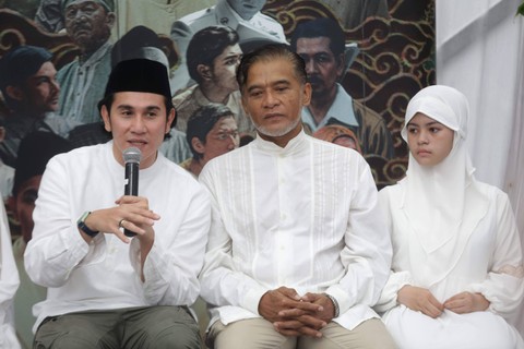 Artis Vino G Bastian (kiri) dan Donny Damara (tengah) saat berziarah ke makam Buya Hamka di TPU Tanah Kusir, Jakarta, Kamis, (30/3/2023). Foto: Agus Apriyanto