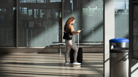 Ilustrasi penumpang pesawat memakai celana legging. Foto: Sharkshock/Shutterstock