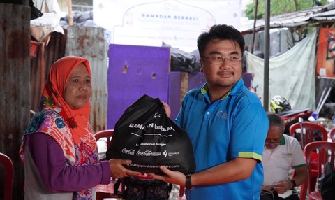 Wakil Ketua Yayasan Mahija Parahita Nusantara Suharji Gasali (kanan) mendistribusikan lebih dari 6.000 paket makanan dan minuman untuk berbuka puasa melalui kegiatan 'Rabu dan Jumat Berkah' kepada komunitas pemulung dan keluarga membutuhkan. Foto: Dok. Istimewa