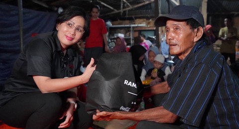 Direktur Public Affairs, Communications, and Sustainability Indonesia and PNG Coca-Cola Europacific Partners Lucia Karina (kiri) mendistribusikan lebih dari 6.000 paket makanan dan minuman untuk berbuka puasa melalui kegiatan 'Rabu dan Jumat Berkah'. Foto: Dok. Istimewa