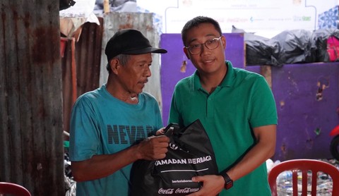 Mitra Mahija Parahita Nusantara dan salah satu pemilik Collection Center Mahija Rocky Jaya (kanan) mendistribusikan lebih dari 6.000 paket makanan dan minuman untuk berbuka puasa melalui kegiatan 'Rabu dan Jumat Berkah' kepada komunitas pemulung. Foto: Dok. Istimewa