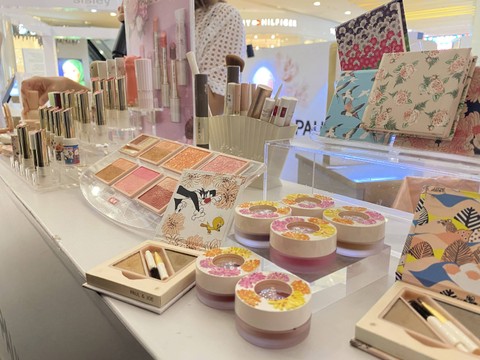 Stand produk Paul & Joe di beauty bazaar 100 Nights with All Beauty di Atrium Laguna, Central Park Mall, Jakarta, Rabu (28/3/2023). Foto: Judith Aura/kumparan