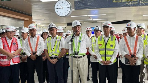 Kunjungan Menko Marves Luhut Binsar Padjaitan di Stasiun LRT Dukuh Atas, Jumat (31/3/2023). Foto: Fariza Rizky Ananda/kumparan