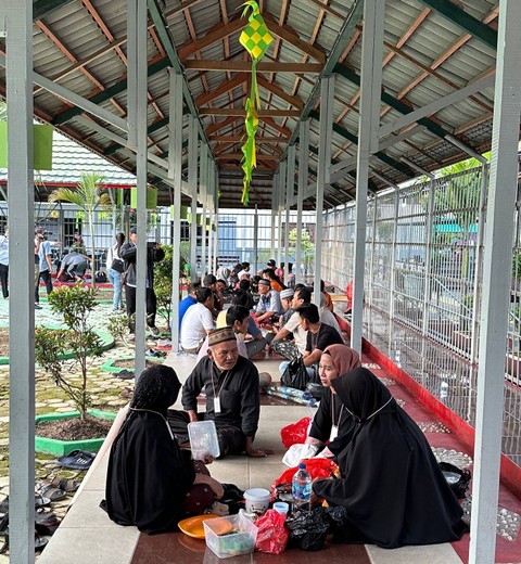 Lapas Pontianak persilakan narapidana berbuka puasa dengan keluarganya. Foto: Teri/Hi!Pontianak
