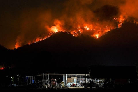 Kebakaran di Hutan Taman Nasional Khao Laem, Thailand. Foto: THAI NEWS PIX via Reuters