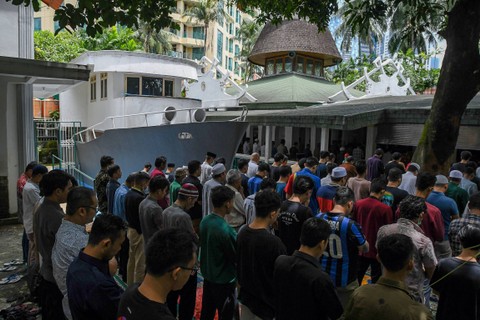 Sejumlah umat Islam menunaikan Salat Jumat di Masjid Agung Al-Munada Baiturrahman, Menteng Dalam, Jakarta, Jumat (31/3/2023). Foto: Aditya Pradana Putra/ANTARA FOTO