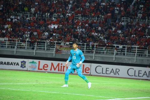 Aditya Arya, kiper Timnas U-20, saat tampil di ajang kualifikasi Piala Asia di Stadion Gelora Bung Tomo (GBT) Surabaya, beberapa waktu lalu. Foto: Dok. Basra