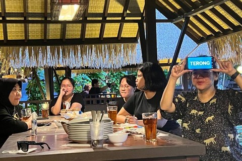 Corporate Affair Director Nestle Indonesia, Sufintri Rahayu, saat bersama rekan kerja. Foto: Dok. Pribadi