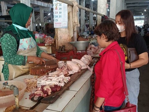 Ketua Komisi B DPRD DIY, Andriana Wulandari saat meninjau harga bahan pokok di sejumlah pasar tradisional Jogja. Foto: istimewa