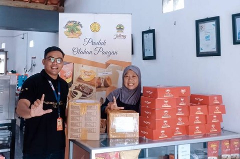 JNE melakukan penjemputan (pick up) produk Elbina untuk diantarkan ke konsumen (Dok. Pribadi Nur Hayati)