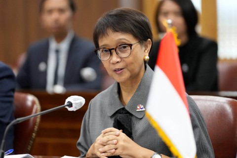 Menteri Luar Negeri RI Retno Marsudi berbicara dalam pertemuan dengan Menteri Luar Negeri Korea Selatan Park Jin di Kementerian Luar Negeri di Seoul, Korea Selatan, Jumat (31/3/2023). Foto: Lee Jin-Man/Pool/AFP
