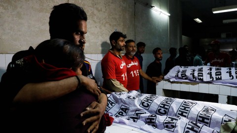 11 orang di Pakistan tewas setelah berebut bansos Foto: REUTERS