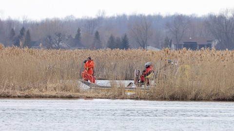 Kepolisian Quebec menyusuri sungai St Lawrence untuk mencari bayi dari keluarga yang tewas di sana. Foto: REUTERS
