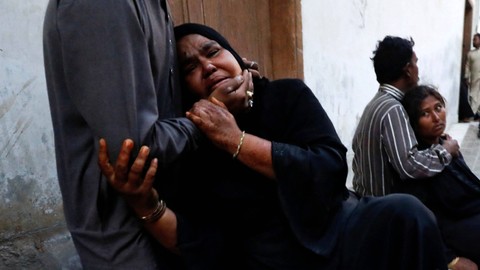 Keluarga korban menangis di ruangan jenazah yang terbunuh bersama korban lainnya akibat terinjak-injak di pusat distribusi tepung  bansos di Karachi, Pakistan 31 Maret 2023. Foto: Akhtar Soomro/Reuters