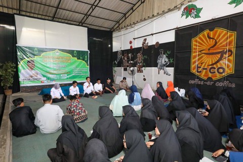Relawan Santri Dukung Ganjar (SDG) Kalimantan Timur menggelar pelatihan sertifikasi produk halal untuk pelaku UMKM di di T-CO Coffee, Kelurahan Karang Anyar, Kecamatan Sungai Kunjang, Kota Samarinda, Jumat (31/3).  Foto: Dok. Istimewa